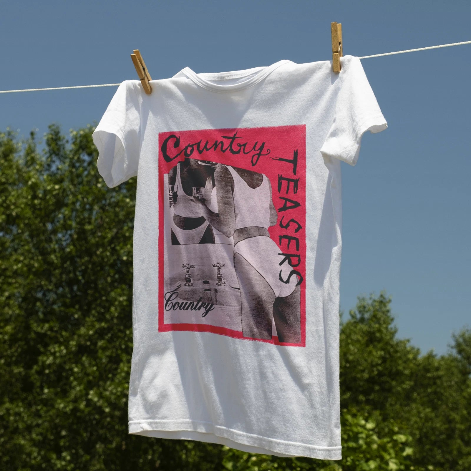 COUNTRY TEASERS - Panty Shots The Rebel Ben Wallers Graphic T-Shirt WHITE