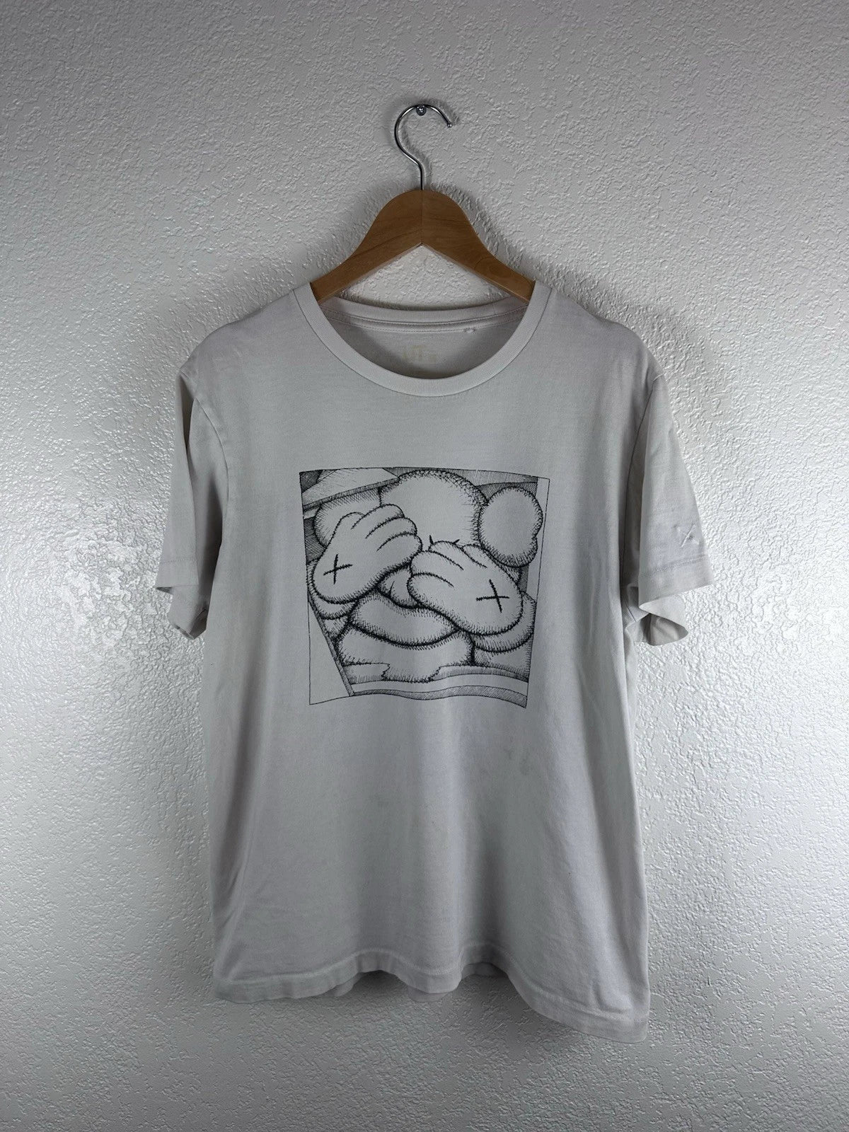 Uniqlo UT KAWS Style Graphic T Shirt Mens Large Beige X Eyes Art Streetwear