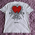 Keith Haring - Men Holding Heart Icon, Street Art T-Shirt Size M