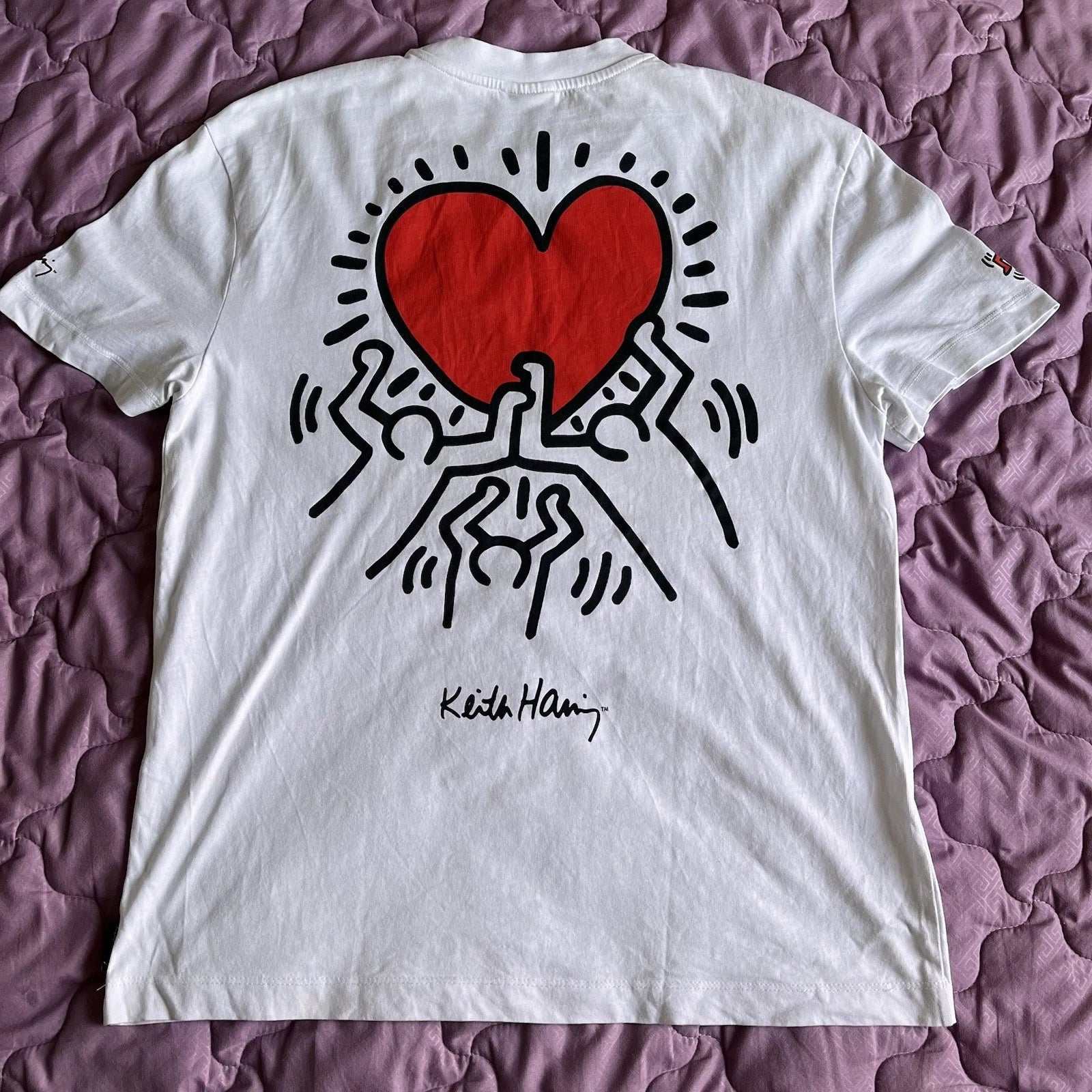 Keith Haring - Men Holding Heart Icon, Street Art T-Shirt Size M