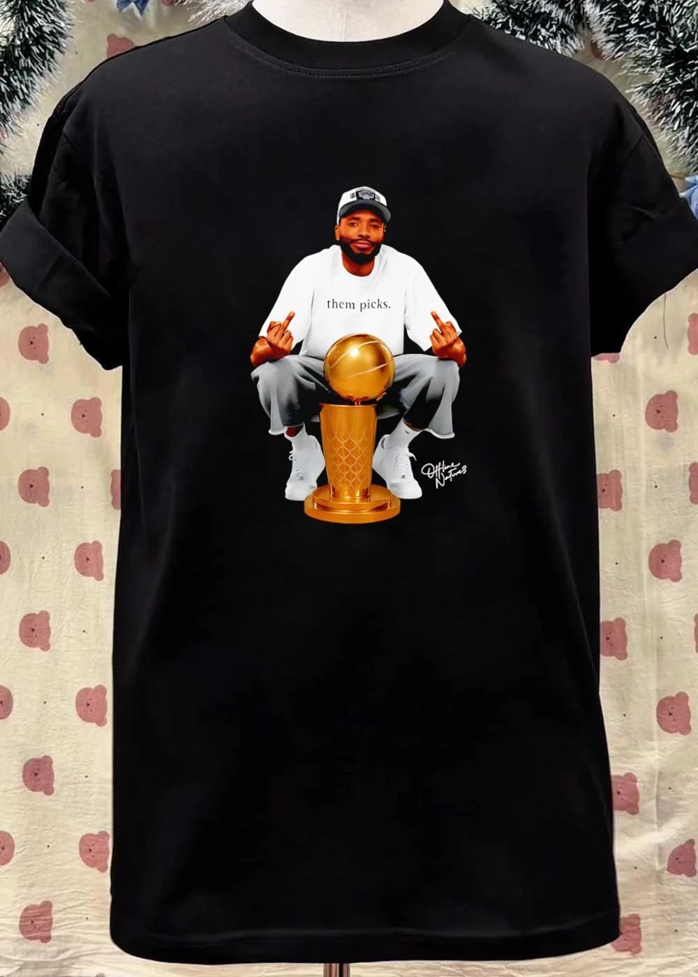 Natives Man Flipping Off with Larry O’Brien Trophy Them Picks T-Shirt